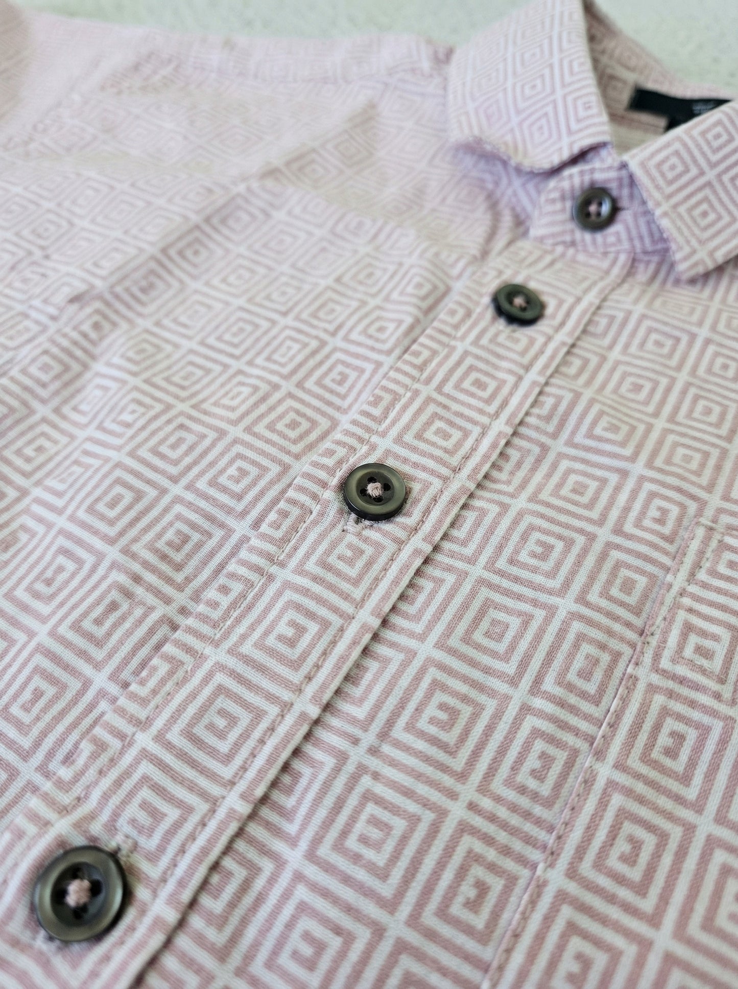 Men's Pink Geometric Print Button-Down Shirt with Contrast Cuffs
